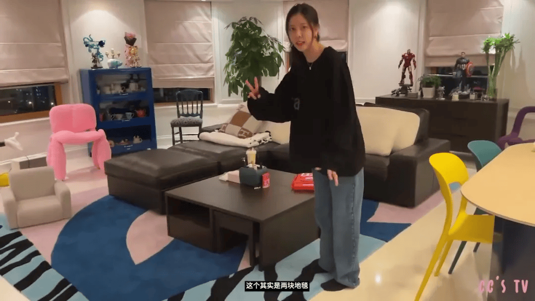 宅曝光：全屋乱糟糟却美上了热搜！凯发K8旗舰厅宋妍霏上海独居豪(图1)