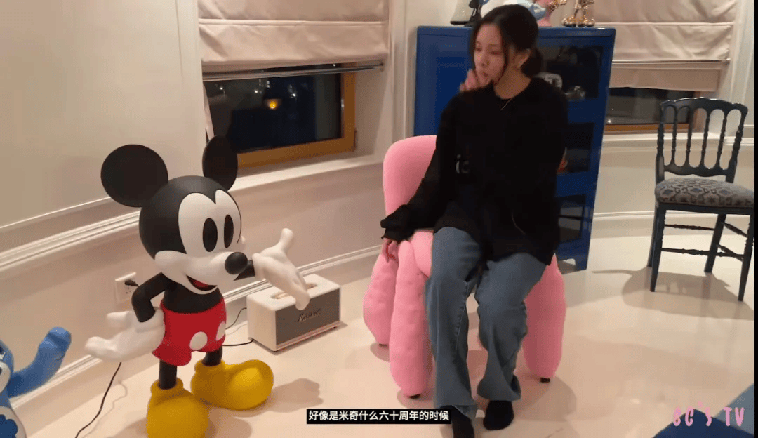宅曝光：全屋乱糟糟却美上了热搜！凯发K8旗舰厅宋妍霏上海独居豪(图2)