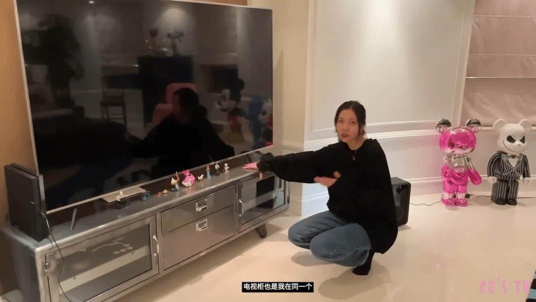 宅曝光：全屋乱糟糟却美上了热搜！凯发K8旗舰厅宋妍霏上海独居豪(图6)