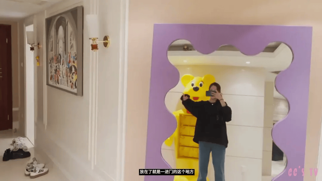 宅曝光：全屋乱糟糟却美上了热搜！凯发K8旗舰厅宋妍霏上海独居豪(图7)