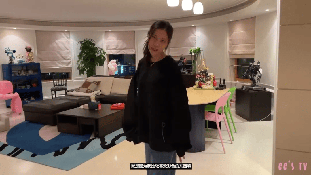 宅曝光：全屋乱糟糟却美上了热搜！凯发K8旗舰厅宋妍霏上海独居豪(图12)