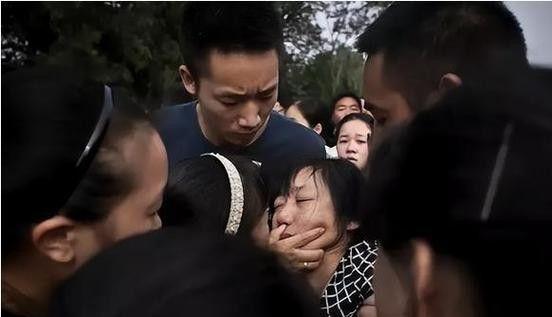 牲47岁母亲4次试管诞龙凤胎含泪照全家福凯发k8国际首页登录儿子在天津爆炸中牺(图3)