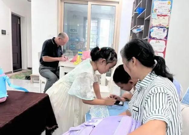 牲47岁母亲4次试管诞龙凤胎含泪照全家福凯发k8国际首页登录儿子在天津爆炸中牺(图8)