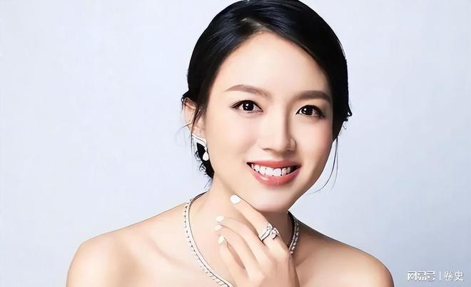 门怀孕6个月上春晚站C位真人生赢家凯发首页登录艳压奚梦瑶拒嫁30亿豪(图15)