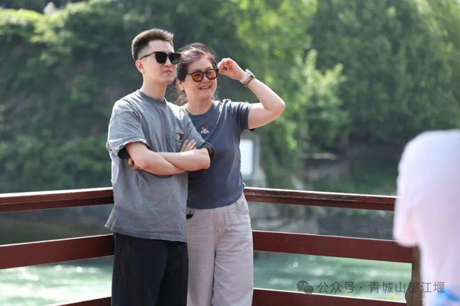 山都江堰太火爆NPC白娘子被求合影到宕机凯发k8登录vip顶流实锤！这个五一青城(图13)