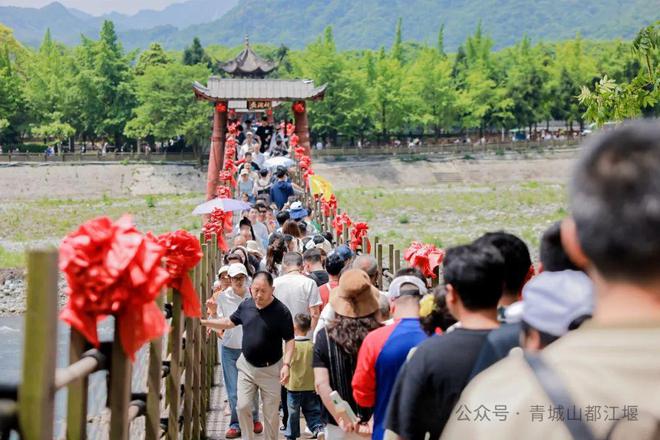 山都江堰太火爆NPC白娘子被求合影到宕机凯发k8登录vip顶流实锤！这个五一青城(图2)