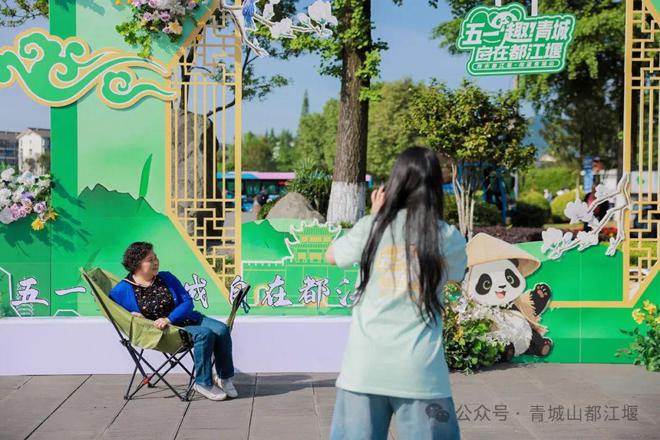 山都江堰太火爆NPC白娘子被求合影到宕机凯发k8登录vip顶流实锤！这个五一青城(图15)