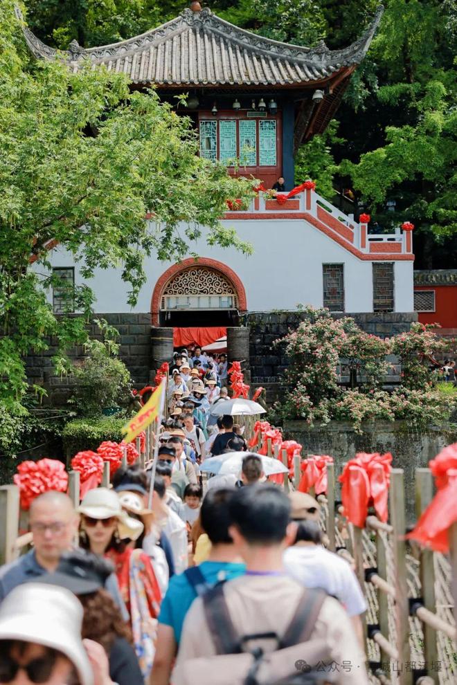 山都江堰太火爆NPC白娘子被求合影到宕机凯发k8登录vip顶流实锤！这个五一青城(图9)