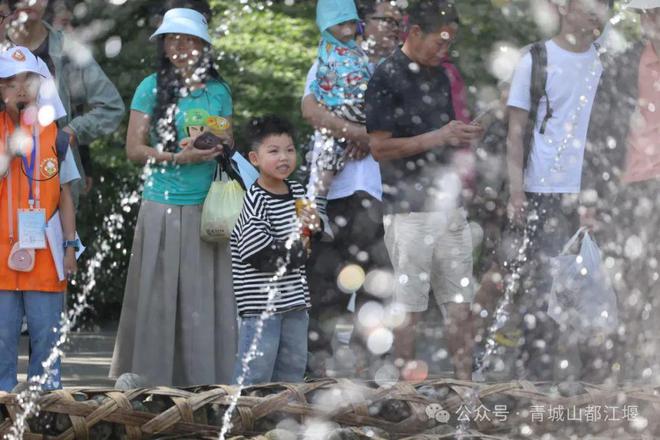 山都江堰太火爆NPC白娘子被求合影到宕机凯发k8登录vip顶流实锤！这个五一青城(图10)