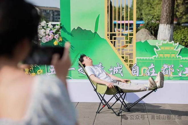 山都江堰太火爆NPC白娘子被求合影到宕机凯发k8登录vip顶流实锤！这个五一青城(图17)