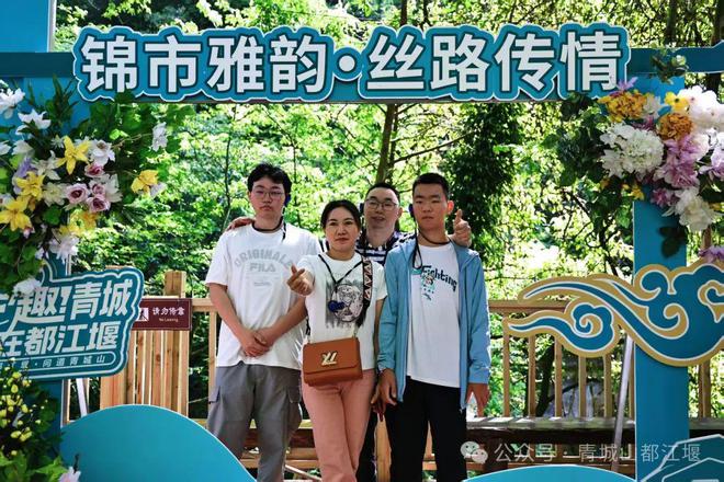 山都江堰太火爆NPC白娘子被求合影到宕机凯发k8登录vip顶流实锤！这个五一青城(图11)