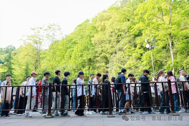 山都江堰太火爆NPC白娘子被求合影到宕机凯发k8登录vip顶流实锤！这个五一青城(图25)