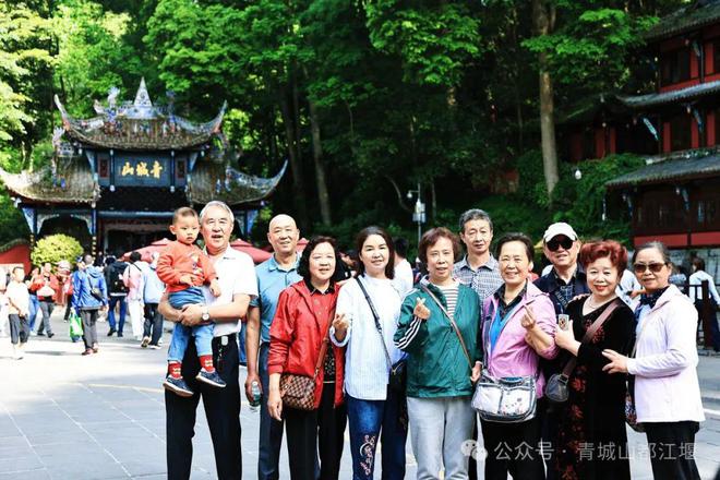 山都江堰太火爆NPC白娘子被求合影到宕机凯发k8登录vip顶流实锤！这个五一青城(图27)