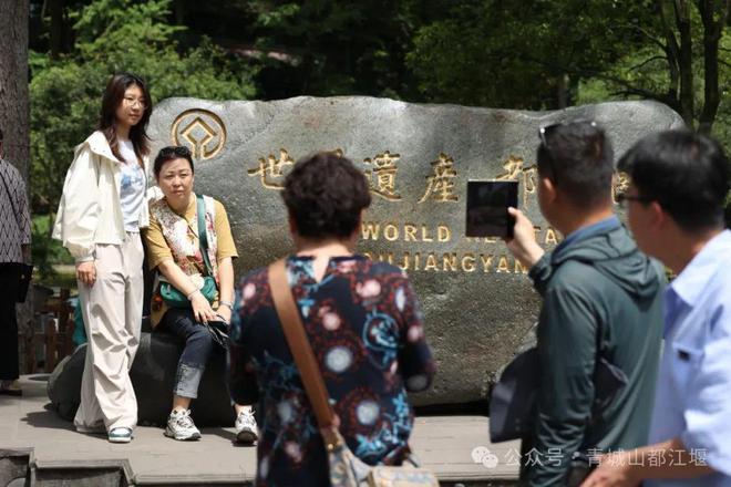 山都江堰太火爆NPC白娘子被求合影到宕机凯发k8登录vip顶流实锤！这个五一青城(图22)