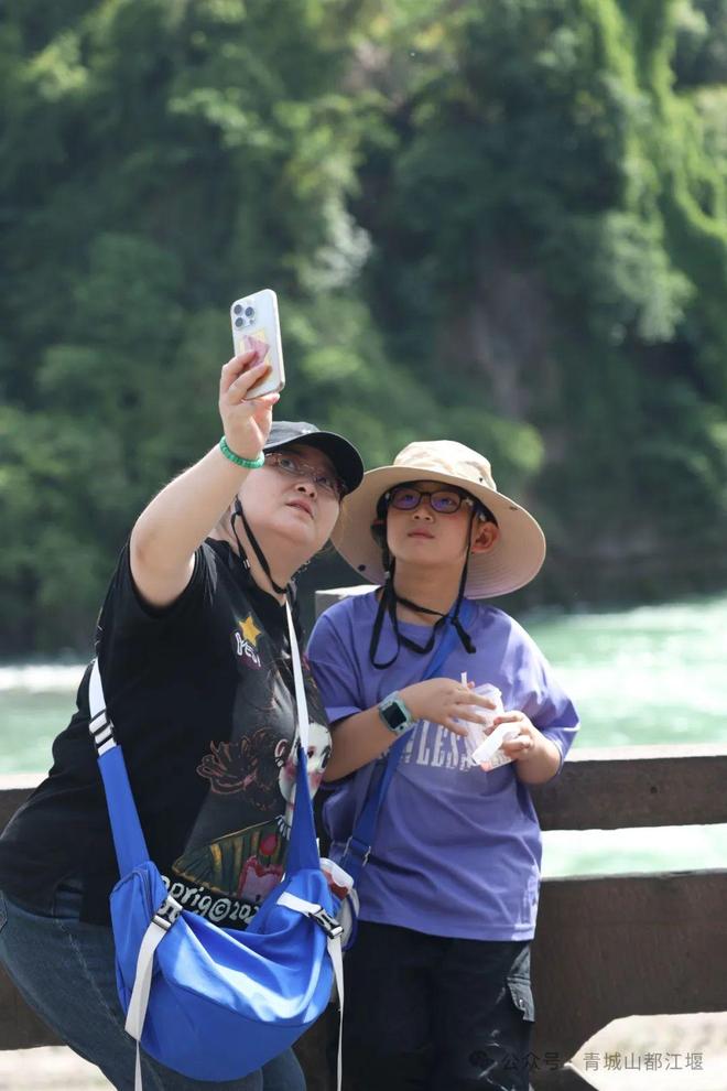 山都江堰太火爆NPC白娘子被求合影到宕机凯发k8登录vip顶流实锤！这个五一青城(图20)