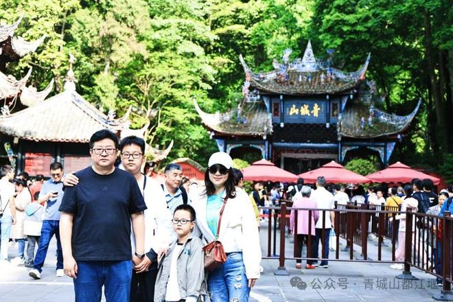 山都江堰太火爆NPC白娘子被求合影到宕机凯发k8登录vip顶流实锤！这个五一青城(图29)